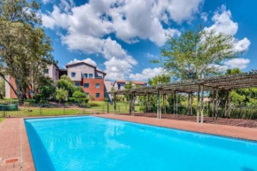 Cosy Apartment in Secure Golf Estate, Roodepoort, Johannesburg
